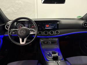Image 13/32 of Mercedes-Benz E 200 d (2020)
