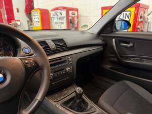 Image 8/18 of BMW 118i (2008)