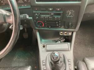 Image 16/34 de BMW 325i (1987)