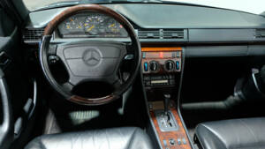Immagine 16/20 di Mercedes-Benz E 220 (1996)