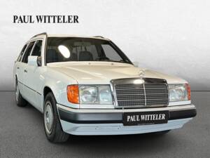 Imagen 3/22 de Mercedes-Benz 220 TE (1993)