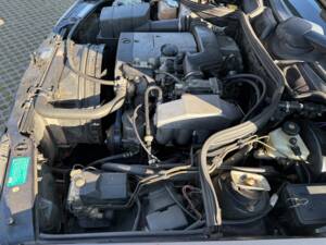 Bild 16/17 von Mercedes-Benz E 200 (1994)