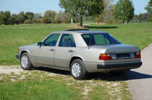 Image 10/34 of Mercedes-Benz 230 E (1992)