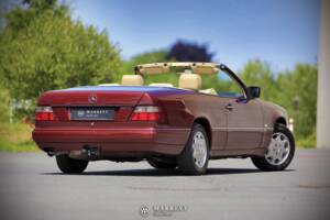 Bild 22/79 von Mercedes-Benz E 220 (1996)