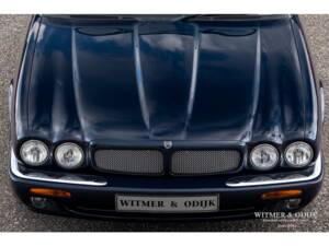 Image 19/31 of Jaguar XJR 4.0 (1999)