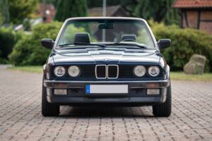 Image 7/99 of BMW 320i (1989)