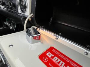 Image 53/100 of Mercedes-Benz 280 SL (1970)