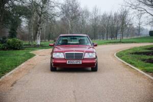 Immagine 7/47 di Mercedes-Benz E 220 (1995)