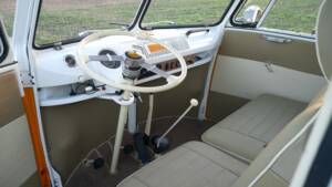 Image 18/26 of Volkswagen T1 Brasil &quot;Samba&quot; (1975)