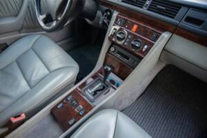 Bild 19/30 von Mercedes-Benz 300 CE (1992)