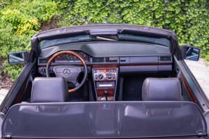 Obraz 21/50 pojazdu Mercedes-Benz 300 CE-24 (1992)