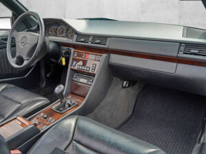 Imagen 8/24 de Mercedes-Benz E 220 (1996)