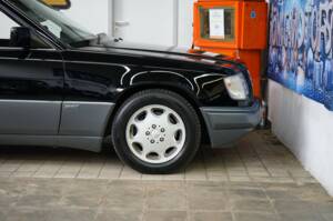 Obraz 39/40 pojazdu Mercedes-Benz E 320 (1993)