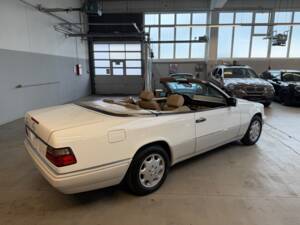 Bild 10/34 von Mercedes-Benz E 320 (1996)