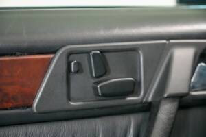 Image 19/32 of Mercedes-Benz 500 E (1992)