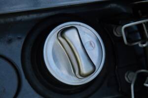 Image 25/63 of Mercedes-Benz 220 E (1993)