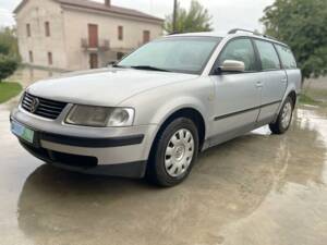 Image 1/20 de Volkswagen Passat Variant 1.9 TDI (1999)