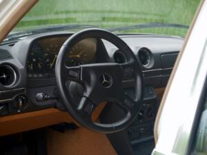 Immagine 46/50 di Mercedes-Benz 230 E (1900)