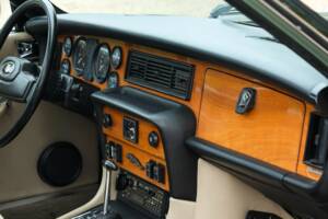 Image 34/50 of Jaguar XJ 6 4.2 (1985)