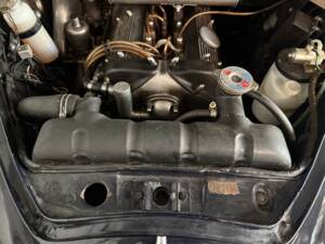 Image 22/22 of Jaguar 240 (1968)