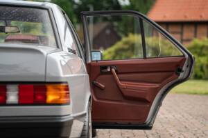 Bild 49/62 von Mercedes-Benz 190 E (1983)