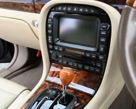 Image 50/50 de Jaguar XJ 8 4.2 (2009)