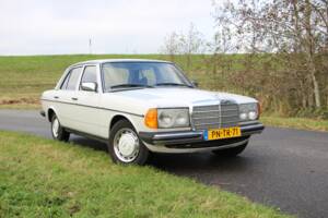 Image 2/22 of Mercedes-Benz 200 (1978)