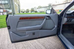 Bild 16/30 von Mercedes-Benz 300 CE (1992)