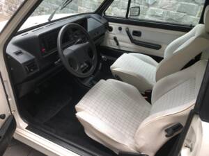 Immagine 7/22 di Volkswagen Golf Mk I Convertible 1.8 (1989)