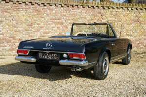 Image 31/50 of Mercedes-Benz 230 SL (1966)