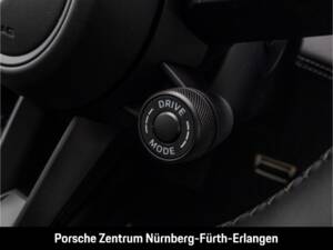 Image 46/50 of Porsche Cayenne S Electric (2026)