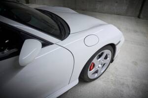 Imagen 61/98 de Porsche 911 Carrera 4S (2004)