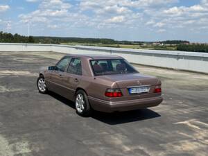 Immagine 7/13 di Mercedes-Benz E 220 (1994)