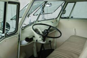 Image 16/47 of Volkswagen T1 minibus (1961)