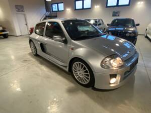 Immagine 7/43 di Renault Clio II V6 (2001)