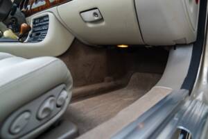 Image 41/91 de Jaguar XK8 4.0 (2000)