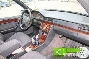 Image 8/10 of Mercedes-Benz E 200 (1994)