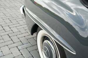 Image 44/50 de Mercedes-Benz 190 SL (1961)