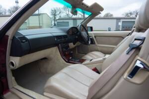 Image 18/28 of Mercedes-Benz 500 SL (1992)