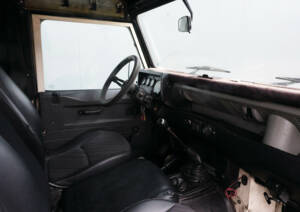 Bild 32/39 von Land Rover 90 (1989)