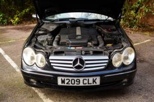 Image 46/49 of Mercedes-Benz CLK 500 (2004)