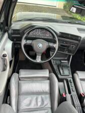 Image 18/40 of BMW 320i (1992)