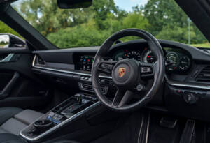 Image 17/33 of Porsche 911 Turbo S (2023)