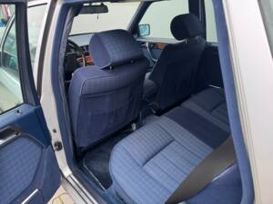 Bild 9/49 von Mercedes-Benz E 320 T (1993)