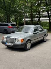 Image 1/32 of Mercedes-Benz 230 E (1987)