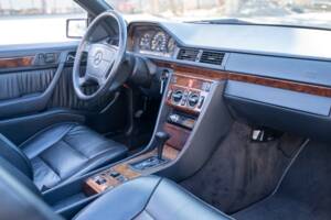 Bild 37/49 von Mercedes-Benz 300 CE-24 (1993)