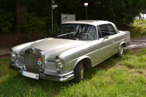 Image 4/18 of Mercedes-Benz 250 SE (1967)