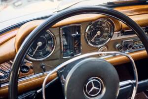 Image 29/31 of Mercedes-Benz 280 SL (1969)
