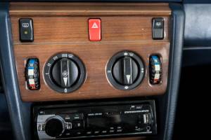 Imagen 31/50 de Mercedes-Benz 200 (1986)