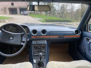 Image 16/23 of Mercedes-Benz 230 E (1984)